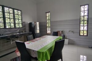 Kitchen 2 with dining table